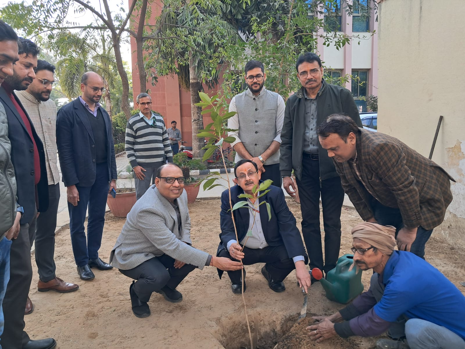 बीमा आयुक्त महोदय श्री दीपक जोशी द्वारा क्षेत्रीय कार्यालय, जयपुर में पौधारोपण । 